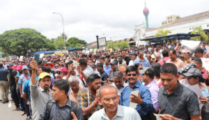 දස දහස් ගණනින් කොටුවට පැමිණි ගුරු විදුහල්පතිවරු