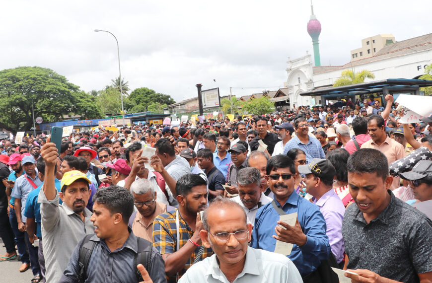 දස දහස් ගණනින් කොටුවට පැමිණි ගුරු විදුහල්පතිවරු