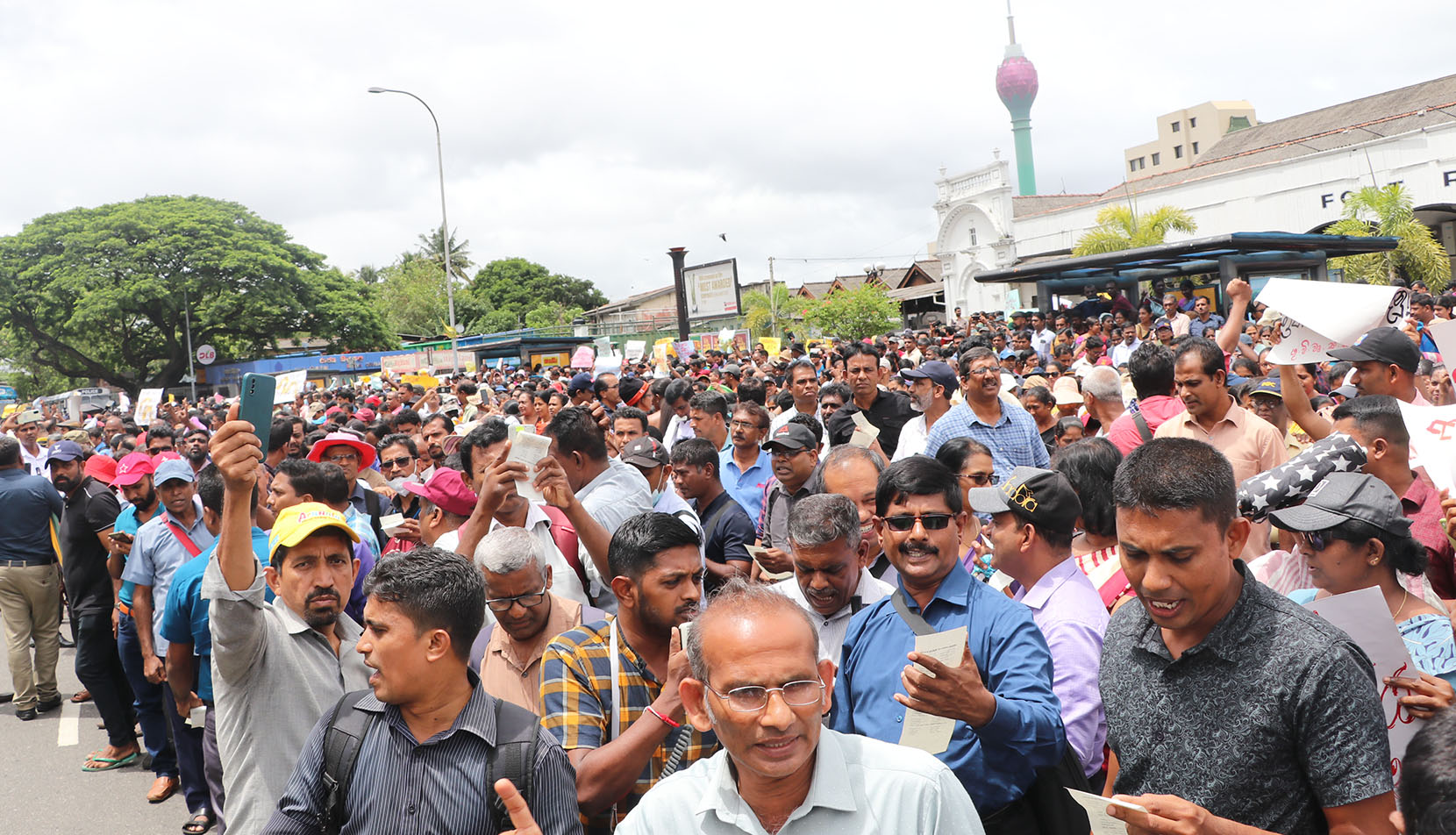 දස දහස් ගණනින් කොටුවට පැමිණි ගුරු විදුහල්පතිවරු