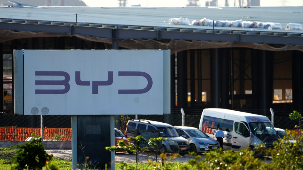 චීනයේ BYD හි ෂියාන් කම්හලේ කම්කරුවෝ දරිද්රතා වැටුප් වලට එරෙහිව වැඩ වර්ජනය කරති 1 Image Not Found